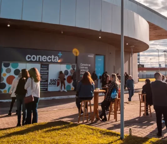 Com Dazaranha, Festival de comunicação agita Beira-mar de São José durante 3 dias Festival Conecta+, em São José, foca na alavancagem de negócios a partir da comunicação