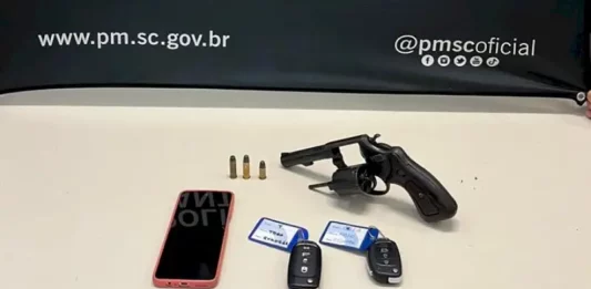 Suspeitos de assalto são presos após roubo de veículos em Florianópolis