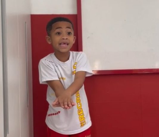 Menino de 7 anos salva bebê de engasgamento em Palhoça