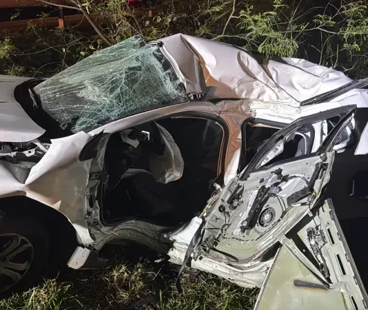 Veículo sai da pista e motorista morre ao colidir com poste na SC-401