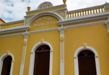 Vista frontal da fachada do Theatro Adolpho Mello, destacando sua arquitetura clássica e histórica.