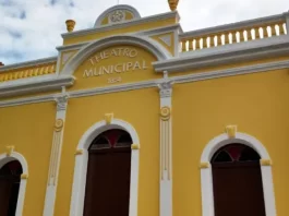 Vista frontal da fachada do Theatro Adolpho Mello, destacando sua arquitetura clássica e histórica.