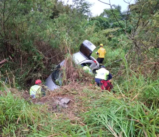 Bombeiros resgatam idoso após carro cair em área alagada na Trindade