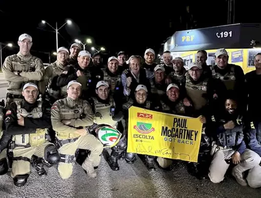 Paul McCartney expressa gratidão à Polícia Militar e autografa bandeira do CPMRv após show em Florianópolis