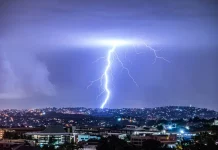 Raio atinge a cidade, ilustrando o alerta da Defesa Civil sobre temporais com chuva intensa, ventos fortes e risco de granizo em Santa Catarina.