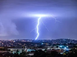 Raio atinge a cidade, ilustrando o alerta da Defesa Civil sobre temporais com chuva intensa, ventos fortes e risco de granizo em Santa Catarina.