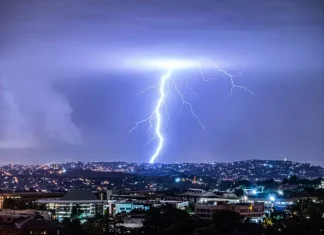 Instabilidade avança por Santa Catarina e mantém alerta para chuva forte até terça Raio atinge a cidade, ilustrando o alerta da Defesa Civil sobre instabilidade com temporais, chuva intensa, ventos fortes e risco de granizo em Santa Catarina.