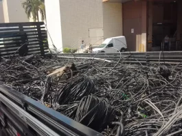 Celesc e empresas de telefonia retiram 1,2 tonelada de fios de postes de Florianópolis