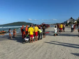 Bombeiros resgatam jovens na Praia dos Ingleses, em Florianópolis