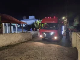 Incêndio destrói residência no bairro Santinho, Norte da Ilha