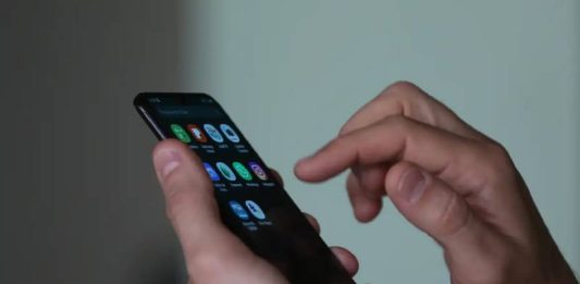 Câmara aprova projeto que restringe uso de celular em escolas