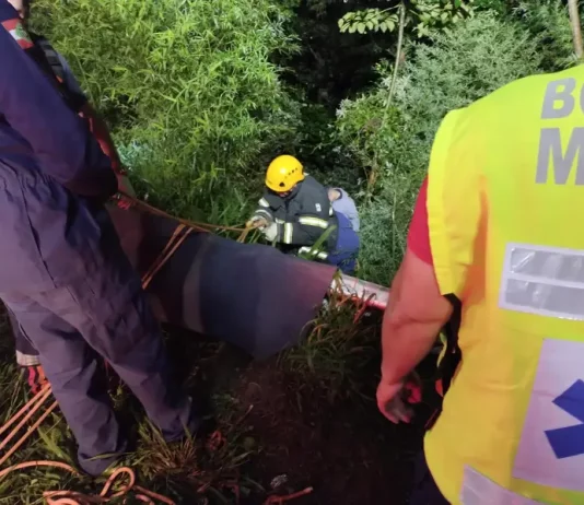 Bombeiros Militar atendem saída de pista com vítimas encarceradas na BR-101, em Palhoça