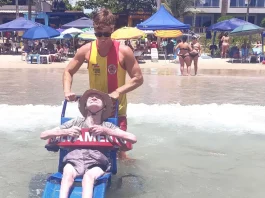 Praia Acessível: Morador de Blumenau realiza sonho de tomar banho de mar aos 69 anos