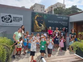 Crianças do Educar no Verão visitam exposição de “Máscara Humana”