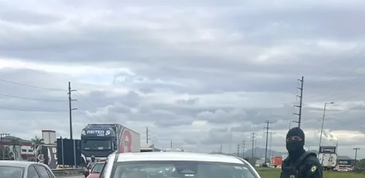 Centenas de veículos são flagrados transitando pelo acostamento em SC