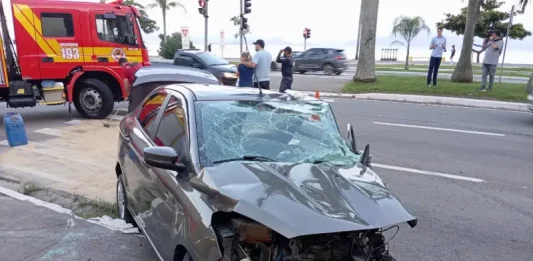 Acidente na Beira-Mar Norte deixa vítimas presas nas ferragens