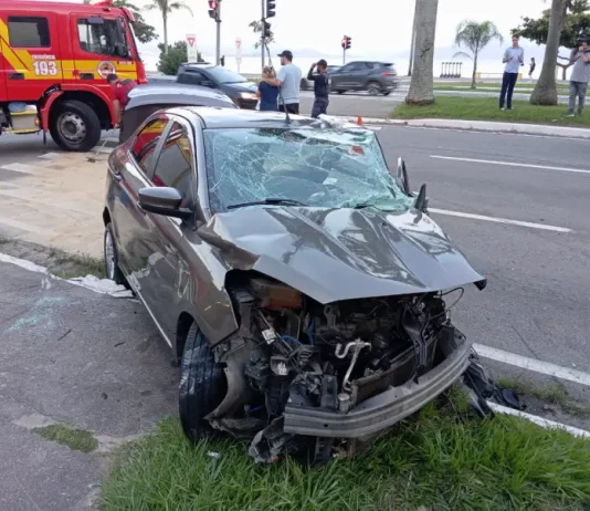 Acidente na Beira-Mar Norte deixa vítimas presas nas ferragens