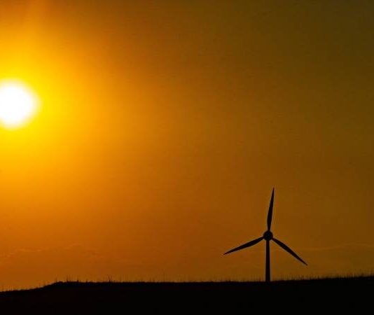 Santa Catarina registra calor intenso, com máximas de até 40°C e risco de temporais no fim de semana Imagem ilustra calor intenso, com sol forte no horizonte e um aerogerador em silhueta, representando altas temperaturas e clima seco.