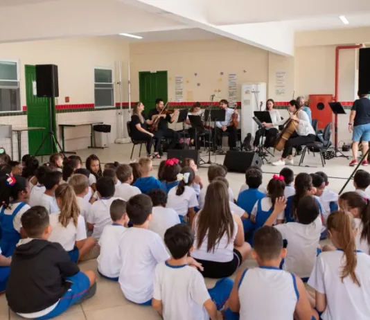 Camerata Florianópolis leva Villa-Lobos às escolas da Grande Florianópolis