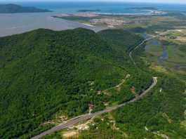 Jorginho Mello garante obra no Morro dos Cavalos se União devolver recursos prometidos Foto aérea da BR-101 na região do Morro dos Cavalos, em Santa Catarina, mostrando o trajeto planejado para a implantação do contorno viário que visa melhorar o tráfego e a segurança no trecho.