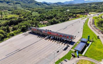 Praças de pedágio da Arteris Litoral Sul terão novas tarifas a partir de segunda-feira (14) Vista aérea de trecho da BR-101 administrado pela Arteris Litoral Sul, onde haverá reajuste nas tarifas de pedágio.
