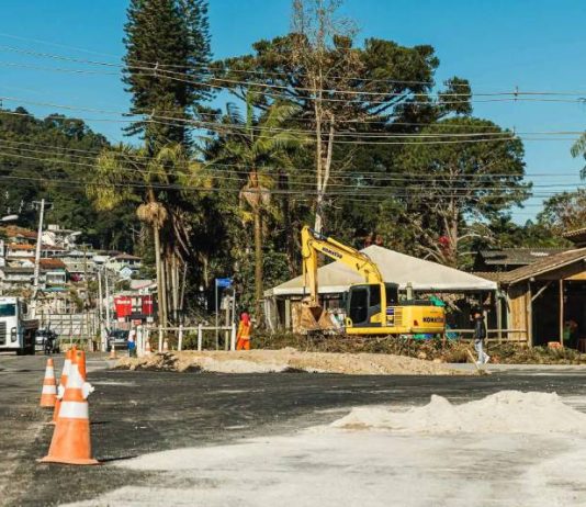 Prefeitura de São José inicia construção de nova rotatória no bairro Forquilhas