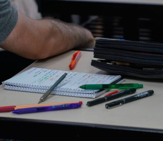 Governo notifica 130 estudantes dos programas Universidade Gratuita e FUMDESC