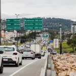 São José instala pedras e reforça iluminação para evitar ocupações na Via Expressa Vista da Via Expressa com tráfego de veículos; ao lado, a via marginal exibe pedras instaladas para impedir ocupações irregulares.