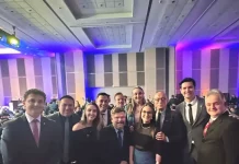 Foto mostra deputados e senadores catarinenses ao lado de representantes da Abrasel SC. Todos estão reunidos em ambiente interno, posando para a foto com sorrisos. A imagem foi feita durante o lançamento do 37º Congresso da Abrasel, em Brasília.