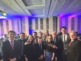 Foto mostra deputados e senadores catarinenses ao lado de representantes da Abrasel SC. Todos estão reunidos em ambiente interno, posando para a foto com sorrisos. A imagem foi feita durante o lançamento do 37º Congresso da Abrasel, em Brasília.