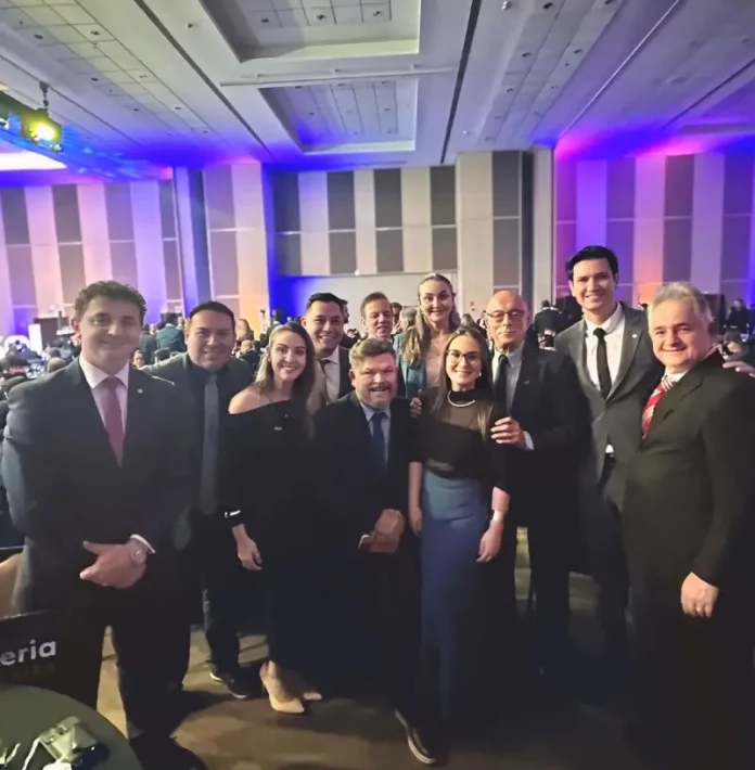 Abrasel Foto mostra deputados e senadores catarinenses ao lado de representantes da Abrasel SC. Todos estão reunidos em ambiente interno, posando para a foto com sorrisos. A imagem foi feita durante o lançamento do 37º Congresso da Abrasel, em Brasília.