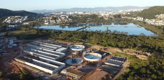 Obra da Estação de Tratamento de Esgoto Potecas em São José, onde serão instalados biofiltros para controle de odores.