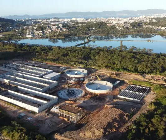 Obra da Estação de Tratamento de Esgoto Potecas em São José, onde serão instalados biofiltros para controle de odores.