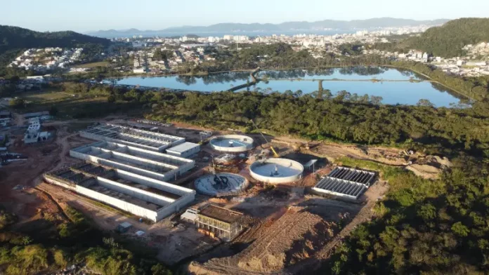 Obra da Estação de Tratamento de Esgoto Potecas em São José, onde serão instalados biofiltros para controle de odores.
