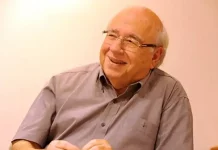 Escritor Luis Fernando Verissimo durante entrevista para a Unesp, em momento de reflexão sobre sua carreira literária.