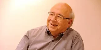 Escritor Luis Fernando Verissimo durante entrevista para a Unesp, em momento de reflexão sobre sua carreira literária.