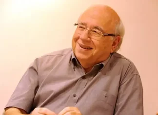 Escritor Luis Fernando Verissimo durante entrevista para a Unesp, em momento de reflexão sobre sua carreira literária.