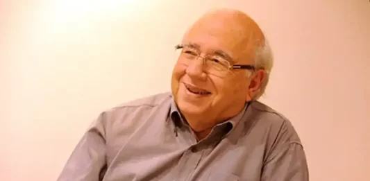 Escritor Luis Fernando Verissimo durante entrevista para a Unesp, em momento de reflexão sobre sua carreira literária.