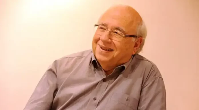 Escritor Luis Fernando Verissimo durante entrevista para a Unesp, em momento de reflexão sobre sua carreira literária.