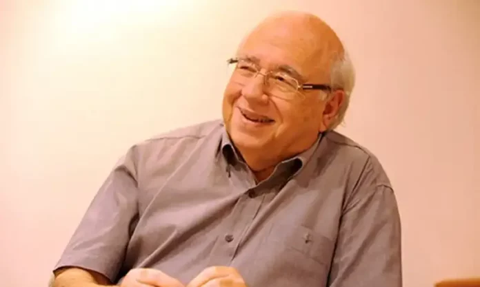 Escritor Luis Fernando Verissimo durante entrevista para a Unesp, em momento de reflexão sobre sua carreira literária.