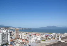 Vista aérea de São José (SC) em direção ao mar, município que se destacou no Ranking de Competitividade 2025 com avanços na saúde pública.