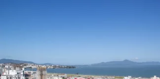 Vista aérea de São José (SC) em direção ao mar, município que se destacou no Ranking de Competitividade 2025 com avanços na saúde pública.