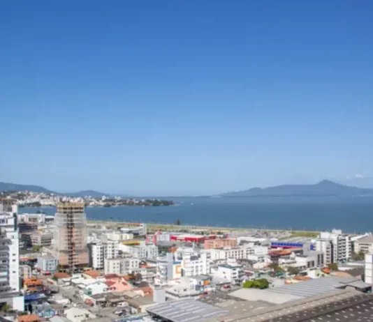 Vista aérea de São José (SC) em direção ao mar, município que se destacou no Ranking de Competitividade 2025 com avanços na saúde pública.