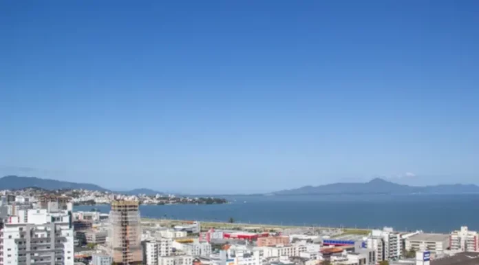 Vista aérea de São José (SC) em direção ao mar, município que se destacou no Ranking de Competitividade 2025 com avanços na saúde pública.