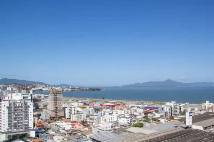 Vista aérea de São José (SC) em direção ao mar, município que se destacou no Ranking de Competitividade 2025 com avanços na saúde pública.