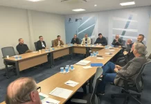 Empresários e autoridades reunidos na sede da Aemflo, discutindo plano de ação para melhorias no trânsito da SC-281