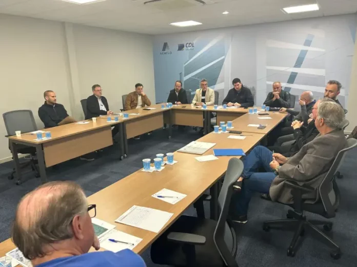 Empresários e autoridades reunidos na sede da Aemflo, discutindo plano de ação para melhorias no trânsito da SC-281