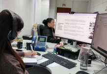 Atendentes da Assistência Social utilizando o novo Prontuário SUAS em seus computadores, durante o processo de implantação do sistema em São José.