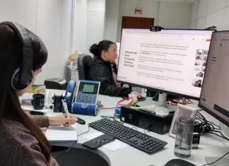 Atendentes da Assistência Social utilizando o novo Prontuário SUAS em seus computadores, durante o processo de implantação do sistema em São José.