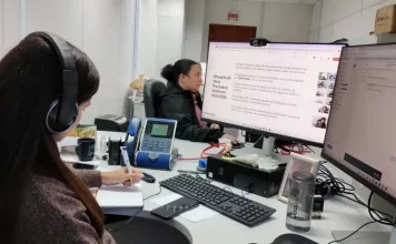 Atendentes da Assistência Social utilizando o novo Prontuário SUAS em seus computadores, durante o processo de implantação do sistema em São José.